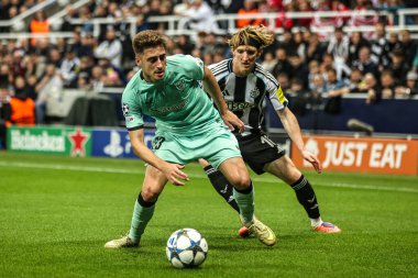 Athletic Club 'dan Jess Areso ve Newcastle United takımından Anthony Gordon, 5 Kasım 2025' te St. James 's Park, Newcastle' da oynanan 8 Newcastle United-Atletizm Kulübü karşılaşmasının 4 'üncü gününde top için mücadele ediyorlar. 