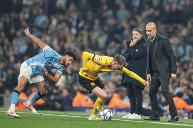 Manchester City 'nin Pep Guardiola teknik direktörü Borussia Dortmund' dan Maximilian Beier 'e bakıyor. Manchester City - Borussia Dortmund maçında UEFA Şampiyonlar Ligi 4.  