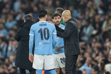 Manchester City 'nin Pep Guardiola teknik direktörü Manchester City' den Bernardo Silva ve Manchester City 'den Rayan Cherki' ye UEFA Şampiyonlar Ligi Şampiyonlar Ligi Maçı 4 'te Manchester City Borussia Dortmund' a karşı  