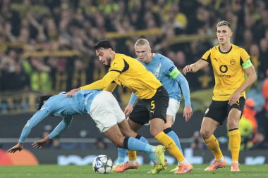 Manchester City 'den Tijjani Reijnders, Borussia Dortmund' dan Ramy Bensebaini tarafından 5 Kasım 2025 tarihinde Manchester City 'den Borussia Dortmund' a karşı oynanan 4 numaralı UEFA Şampiyonlar Ligi karşılaşmasında faul yaptı. 