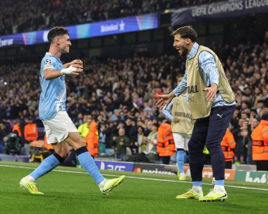 Manchester City 'den Phil Foden Manchester City' den Ruben Dias ile birlikte Manchester City 'de 5 Kasım 2025' te oynanan ve Manchester City 'nin Borussia Dortmund' a karşı oynadığı maçta golü kutluyor. 