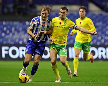 Norwich City 'den Kenny McLean, Sheffield Çarşamba günü Sheffield Wednesday' in Norwich City 'e karşı 5 Kasım 2025' te Hillsborough, Sheffield, İngiltere 'de oynadığı maçta Sheffield Çarşamba günü Sheffield' dan Svante Ingelsson 'a baskı yapıyor.  