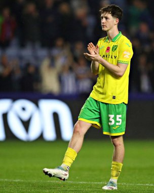 Norwich City 'den Kellen Fisher, 5 Kasım 2025' te İngiltere 'nin Hillsborough kentinde oynanan Sheffield Wednesday-Norwich City maçından sonra taraftarları alkışlıyor. 