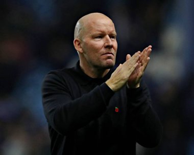 Sheffield Wednesday 'in müdürü Henrik Pedersen, 5 Kasım 2025' te İngiltere 'nin Sheffield kentinde Çarşamba günü Norwich City' ye karşı oynanan Gökyüzü İddia Şampiyonası maçından sonra taraftarları alkışlıyor. 