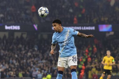 Manchester City 'den Savinho, Manchester Stadyumu' nda 5 Kasım 2025 tarihinde oynanan 8 Manchester City-Borussia Dortmund maçında UEFA Şampiyonlar Ligi Maçı 'nda yüksek topu kazanmak için sıçradı. 