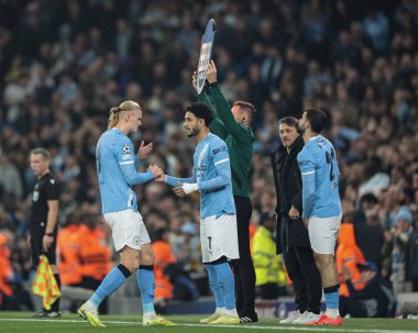 Manchester City 'den Erling Haaland, Manchester City' de 5 Kasım 2025 'te oynanan 8 Manchester City - Borussia Dortmund maçında Manchester City' den Omar Marmoush 'un yerini aldı.