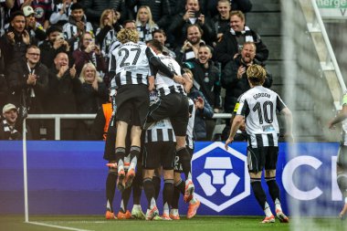 Newcastle United takımından Dan Burn, 5 Kasım 2025 'te St. James' s Park, Newcastle, İngiltere 'de oynanan 8 Newcastle United-Atletizm Kulübü karşılaşmasında UEFA Şampiyonlar Ligi Maçı' na 1-0 kazandırma hedefini kutluyor. 