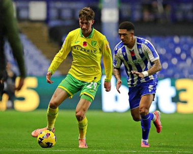 Sheffield Wednesday 'den Liam Palmer Norwich City' den Oscar Schwartau 'ya 5 Kasım 2025' te Sheffield Çarşamba günü Hillsborough, Sheffield, İngiltere 'de Norwich City' e karşı oynanan maçta baskı yapıyor. 