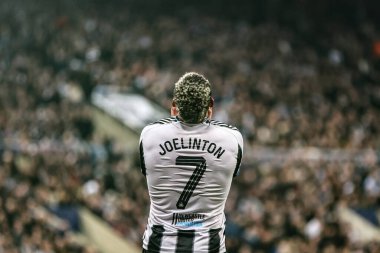 Newcastle United takımından Joelinton, 5 Kasım 2025 'te St. James' s Park, Newcastle, İngiltere 'de oynanan 8 Newcastle United-Atletizm Kulübü karşılaşmasının 4. Maçı sırasında attığı golü kaçırmasına tepki gösterdi. 