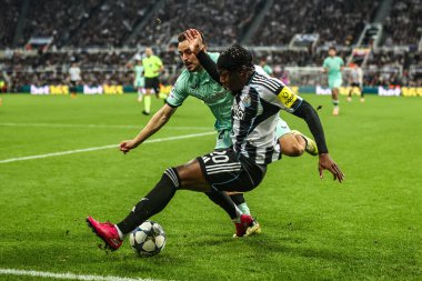 Newcastle United takımından Anthony Elanga, 5 Kasım 2025 'te St. James' s Park, Newcastle, İngiltere 'de oynanan 8 Newcastle United Atletizm Kulübü maçında topu oyunda tutamadı. 