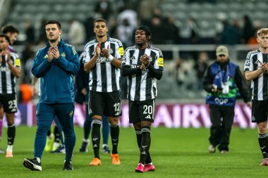 Newcastle United takımından Anthony Elanga, UEFA Şampiyonlar Ligi 'nin 4. Maçı sırasında taraftarları alkışlıyor. Newcastle United, St. James' s Park, Newcastle, İngiltere 'de 5 Kasım 2025 