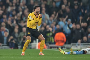 Borussia Dortmund 'dan Ramy Bensebaini, Manchester Stadyumu' nda 5 Kasım 2025 tarihinde oynanan 8 Manchester City maçında Savinho 'ya faul yaptıktan sonra tepki gösterdi. 