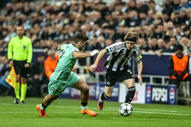 Newcastle United 'dan Anthony Gordon ve Atletizm Kulübü' nden Jess Areso, 5 Kasım 2025 'te St. James' s Park, Newcastle 'da oynanan 8 Newcastle United-Atletizm Kulübü karşılaşmasının 4' üncü gününde top için mücadele ediyor. 
