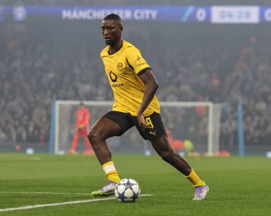 Borussia Dortmund takımından Serhou Guirassy topu UEFA Şampiyonlar Ligi 'nde 8 Manchester City' nin 4. Maçı 'nda Borussia Dortmund' a karşı 5 Kasım 2025 'de Manchester, İngiltere' deki Manchester Stadyumu 'nda attı. 