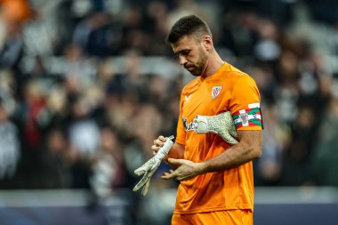 Atletizm Kulübü kalecisi Unai Simn, UEFA Şampiyonlar Ligi Maçı sırasında eldivenlerini çıkardı. 8 Newcastle United - St. James 's Park, Newcastle, İngiltere, 5 Kasım 2025 