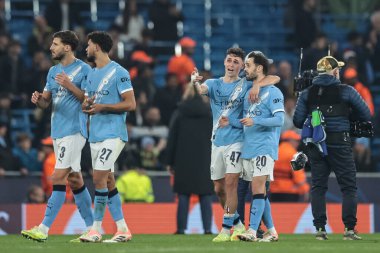 Manchester City 'den Phil Foden Manchester City' den Bernardo Silva, Manchester City 'deki Manchester Stadyumu' nda oynanan 8 Manchester City maçının 4 'üncüsü ve Borussia Dortmund maçında son düdüğü çaldıktan sonra kucaklıyor. 