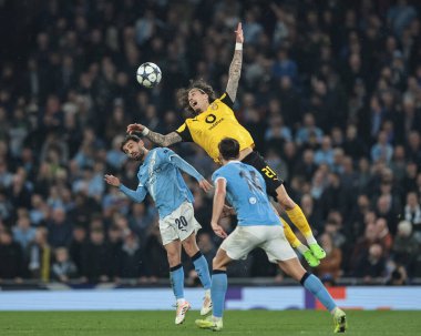 Borussia Dortmund 'dan Fabio Silva Manchester City' nin Manchester City şehrinde Borussia Dortmund 'a karşı oynanan UEFA Şampiyonlar Ligi 4. Maçı' nda Manchester City 'den Bernardo Silva' nın yüksek topunu kazandı.