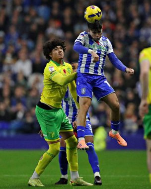 Norwich City 'den Jovon Makama, Sheffield Çarşamba günü Sheffield Wednesday' in Norwich City 'e karşı oynadığı 5 Kasım 2025' te Sheffield 'li Harry Amass' a baskı yapıyor. 
