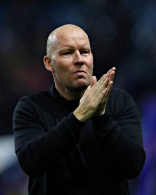 Sheffield Wednesday 'in müdürü Henrik Pedersen, 5 Kasım 2025' te İngiltere 'nin Sheffield kentinde Çarşamba günü Norwich City' ye karşı oynanan Gökyüzü İddia Şampiyonası maçından sonra taraftarları alkışlıyor.  