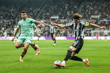 Newcastle United takımından Anthony Gordon, 5 Kasım 2025 'te St. James' s Park, Newcastle, İngiltere 'de oynanan 8 Newcastle United' ın 4. Maçı 'nda topu kutuya sokuyor. 