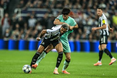 Newcastle United 'dan Joelinton ve Atletizm Kulübü' nden Alejandro Rego, 5 Kasım 2025 'te St. James' s Park, Newcastle 'da oynanan 8 Newcastle United-Atletizm Kulübü karşılaşmasının 4' üncü gününde top için mücadele ediyor. 