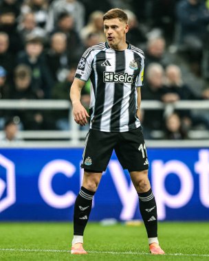 Newcastle United takımından Harvey Barnes, UEFA Şampiyonlar Ligi maçında 8 Newcastle United ile Atletizm Kulübü arasında 5 Kasım 2025 'te St. James' s Park, Newcastle 'da karşılaştı. 