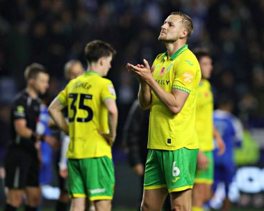Norwich City 'den Harry Darling, 5 Kasım 2025' te Sheffield, İngiltere 'de Çarşamba günü Norwich City' ye karşı oynanan Gökyüzü İddia Şampiyonası maçından sonra taraftarları alkışlıyor. 