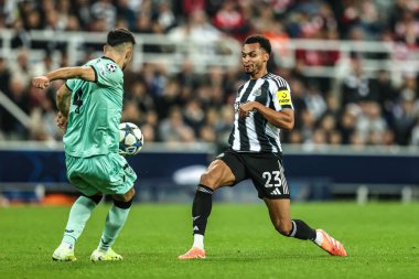 Newcastle United takımından Aitor Paredes ve Jacob Murphy, 5 Kasım 2025 'te St. James' s Park, Newcastle 'da oynanan 8 Newcastle United - Atletizm Kulübü karşılaşmasının 4' üncü gününde top için mücadele ediyor. 