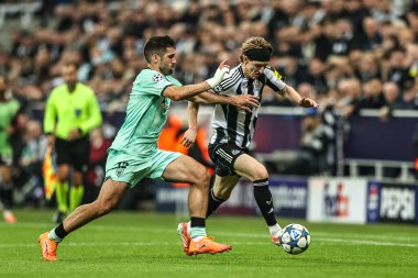 Athletic Club 'dan Jess Areso ve Newcastle United takımından Anthony Gordon, 5 Kasım 2025' te St. James 's Park, Newcastle' da oynanan 8 Newcastle United-Atletizm Kulübü karşılaşmasının 4 'üncü gününde top için mücadele ediyorlar. 