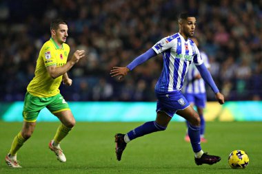 Norwich City 'den Kenny McLean, Sheffield Çarşamba günü Sheffield Wednesday' in Norwich City 'e karşı 5 Kasım 2025' te Hillsborough, Sheffield, İngiltere 'de oynadığı maçta Sheffield' li Max Lowe 'a baskı yapıyor. 