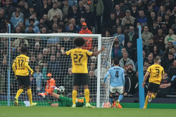 Borussia Dortmund 'dan Waldemar Anton, 5 Kasım 2025' te Manchester, İngiltere 'deki Manchester Stadyumu' nda 8 Manchester City 'nin Borussia Dortmund' a karşı 4 'üncü maçında 3-1 berabere kaldı. 