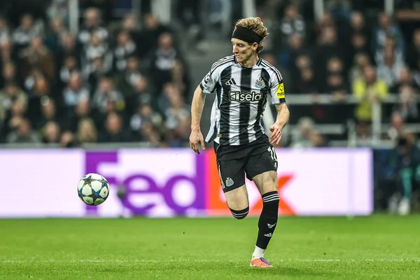Newcastle United takımından Anthony Gordon, 5 Kasım 2025 'te St. James' s Park, Newcastle, İngiltere 'de oynanan 8 Newcastle United - Atletizm Kulübü karşılaşmasının 4' üncüsü olan UEFA Şampiyonlar Ligi Maçı sırasında topa vuruyor. 