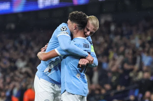 Manchester City 'den Phil Foden Manchester City, Manchester City' de Borussia Dortmund 'a karşı oynanan 8 Manchester Şampiyonlar Ligi 4. Maçı' nda Manchester City 'den Erling Haaland ile 3-0 kazanma golünü kutluyor.