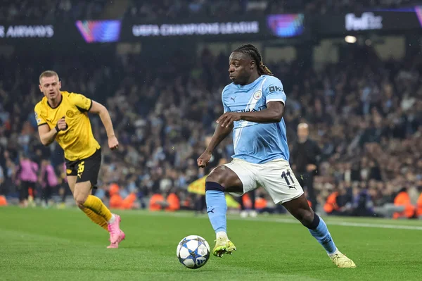 Manchester City 'den Jeremy Doku, Manchester Stadyumu' nda 5 Kasım 2025 tarihinde oynanan 8 Manchester City-Borussia Dortmund maçında topa vuruyor. 