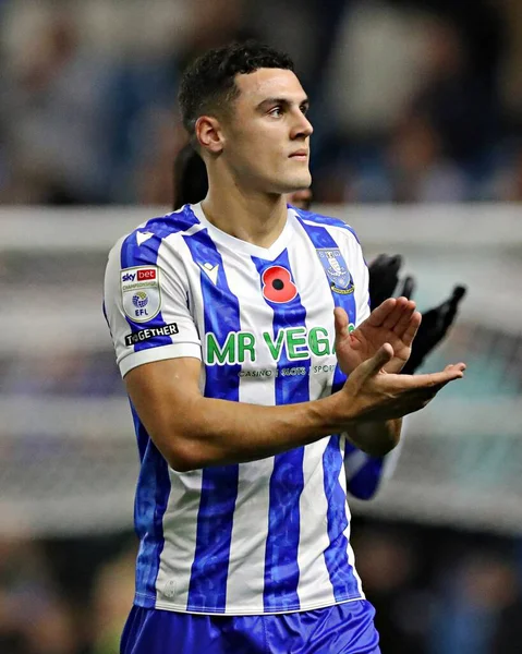 Sheffield Wednesday takımından Bailey Cadamarteri, 5 Kasım 2025 'te İngiltere' nin başkenti Sheffield 'da oynanan Çarşamba günkü Sheffield Norwich City maçından sonra taraftarları alkışlıyor. 