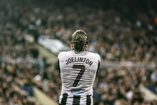 Newcastle United takımından Joelinton, 5 Kasım 2025 'te St. James' s Park, Newcastle, İngiltere 'de oynanan 8 Newcastle United-Atletizm Kulübü karşılaşmasının 4. Maçı sırasında attığı golü kaçırmasına tepki gösterdi. 