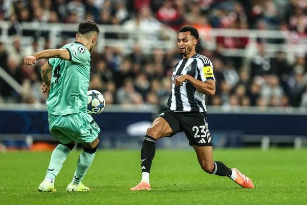 Newcastle United takımından Aitor Paredes ve Jacob Murphy, 5 Kasım 2025 'te St. James' s Park, Newcastle 'da oynanan 8 Newcastle United - Atletizm Kulübü karşılaşmasının 4' üncü gününde top için mücadele ediyor. 