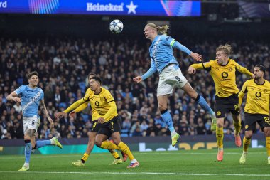 Manchester City 'den Erling Haaland, Manchester Stadyumu' nda 5 Kasım 2025 tarihinde oynanan 8 Manchester City-Borussia Dortmund maçında kaleye doğru ilerliyor. 