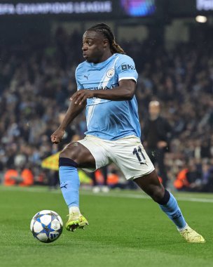 Manchester City 'den Jeremy Doku, Manchester Stadyumu' nda 5 Kasım 2025 tarihinde oynanan 8 Manchester City-Borussia Dortmund maçında topa vuruyor. 