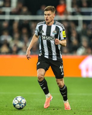 Newcastle United takımından Harvey Barnes, UEFA Şampiyonlar Ligi maçında 8 Newcastle United ile Atletizm Kulübü arasında 5 Kasım 2025 'te St. James' s Park, Newcastle 'da karşılaştı. 