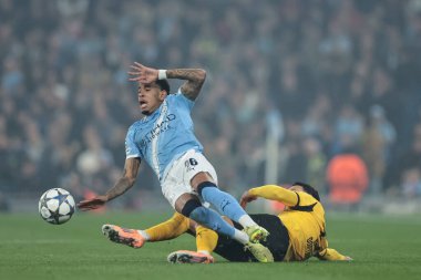 Manchester City 'li Savinho, Borussia Dortmund' dan Ramy Bensebaini tarafından 5 Kasım 2025 'te Manchester City' deki Manchester Stadyumu 'nda oynanan 8 Manchester City maçında oynanan 4. 