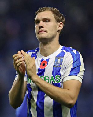 Sheffield Wednesday 'den Svante Ingelsson, 5 Kasım 2025' te İngiltere 'nin Sheffield kentinde Çarşamba günü oynanan Sheffield Norwich City maçından sonra taraftarları alkışlıyor. 