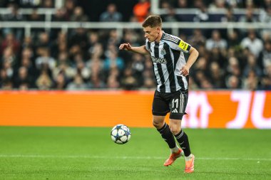 Newcastle United takımından Harvey Barnes, UEFA Şampiyonlar Ligi maçında 8 Newcastle United ile Atletizm Kulübü arasında 5 Kasım 2025 'te St. James' s Park, Newcastle 'da karşılaştı. 