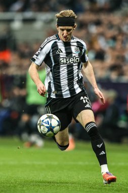 Newcastle United takımından Anthony Gordon, 5 Kasım 2025 'te St. James' s Park, Newcastle, İngiltere 'de oynanan 8 Newcastle United - Atletizm Kulübü karşılaşmasının 4' üncüsü olan UEFA Şampiyonlar Ligi Maçı sırasında topa vuruyor. 
