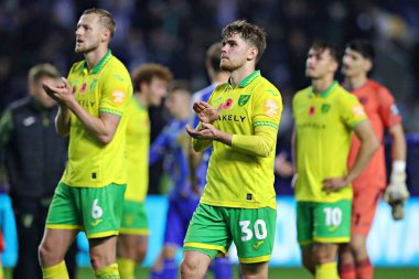 Norwich City 'den Mathias Kvistgaarden, 5 Kasım 2025' te İngiltere 'nin başkenti Sheffield' da oynanan Çarşamba günü Norwich City maçından sonra taraftarları alkışlıyor. 