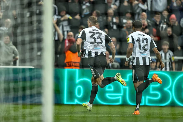 Newcastle United takımından Dan Burn, 5 Kasım 2025 'te St. James' s Park, Newcastle, İngiltere 'de oynanan 8 Newcastle United-Atletizm Kulübü karşılaşmasında UEFA Şampiyonlar Ligi Maçı' na 1-0 kazandırma hedefini kutluyor. 