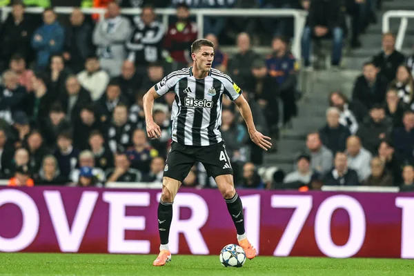 Newcastle United takımından Sven Botman, UEFA Şampiyonlar Ligi maçında 8 Newcastle United ile Atletizm Kulübü arasında 5 Kasım 2025 'te St. James' s Park, Newcastle 'da karşılaştı. 