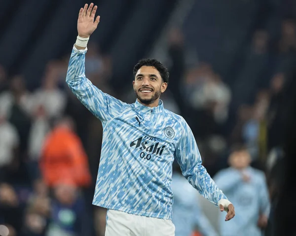 Manchester City 'den Omar Marmoush, 5 Kasım 2025' te Manchester, İngiltere 'deki Manchester Stadyumu' nda oynanan 8 Manchester City-Borussia Dortmund maçında oynanan UEFA Şampiyonlar Ligi maçında taraftarlara el sallıyor. 