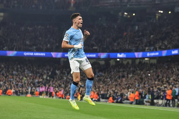 Manchester City 'den Phil Foden, 5 Kasım 2025' te Manchester City 'deki Borussia Dortmund' a karşı oynanan UEFA Şampiyonlar Ligi 4. Maçı 'nda 3-0' lık galibiyetini kutluyor. 