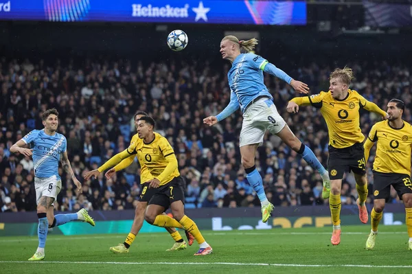 Manchester City 'den Erling Haaland, Manchester Stadyumu' nda 5 Kasım 2025 tarihinde oynanan 8 Manchester City-Borussia Dortmund maçında kaleye doğru ilerliyor. 